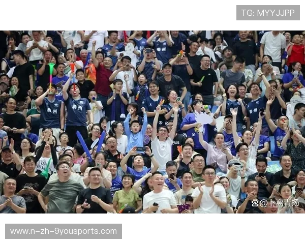 赛场现场：球迷助威声不断，气氛火爆！，球迷助威视频